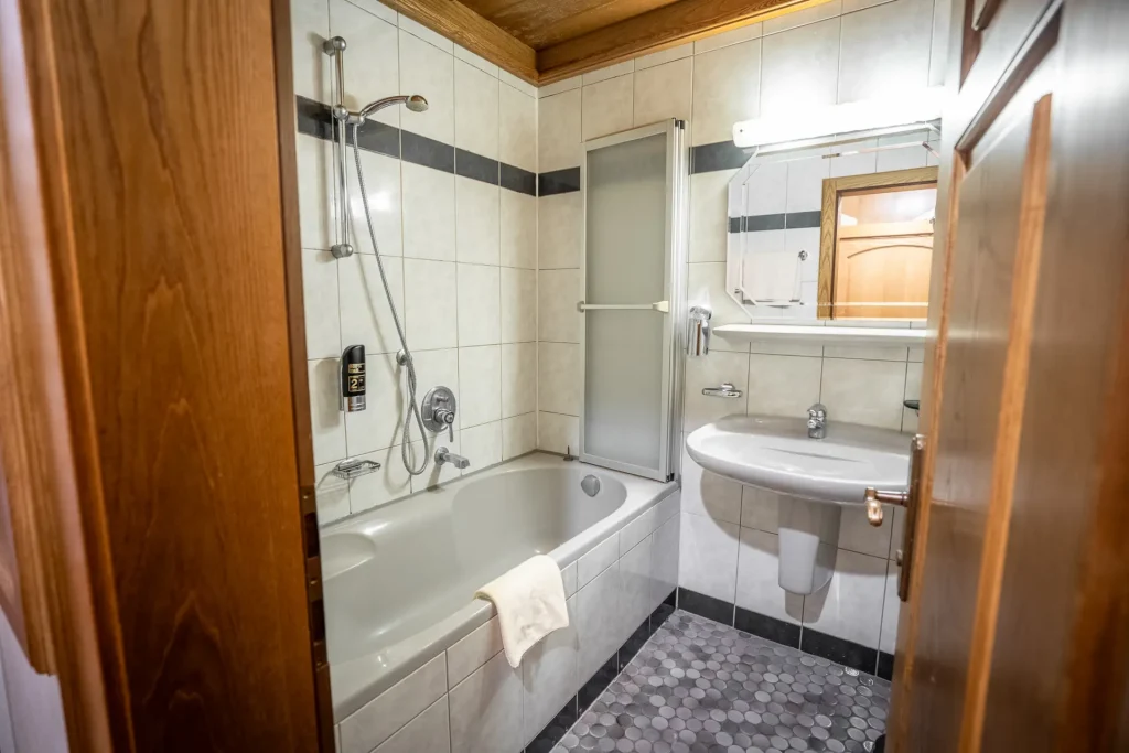 Bad mit Badewanne